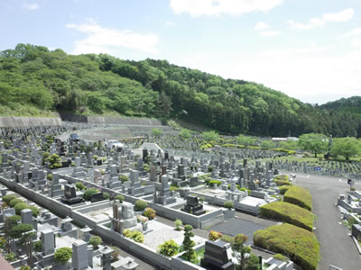 岡山市北区建部町にあるの岡本石材有限会社では、石材、墓石の建立・設営、墓地管理、清掃のなどお墓に関する様々な相談を受け付けております。石材加工もお任せください